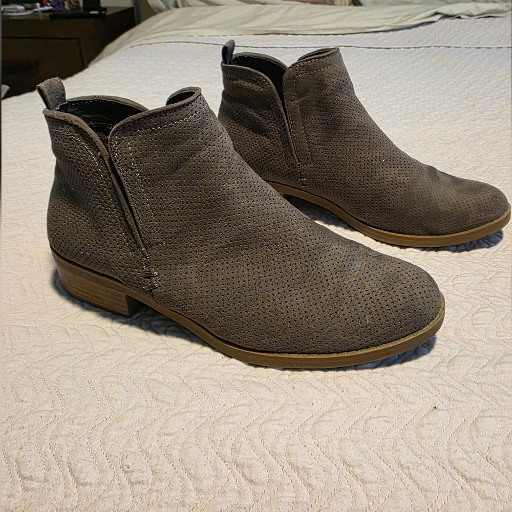 Universal Thread Gray Microsuede Bootie Women’s Size 8, SlipOn, Laser Cut Detail - Picture 2 of 3